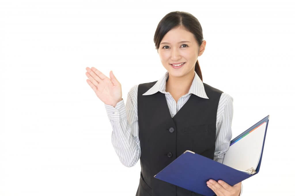 生活保護申請手続きに同行しアドバイスを行う女性